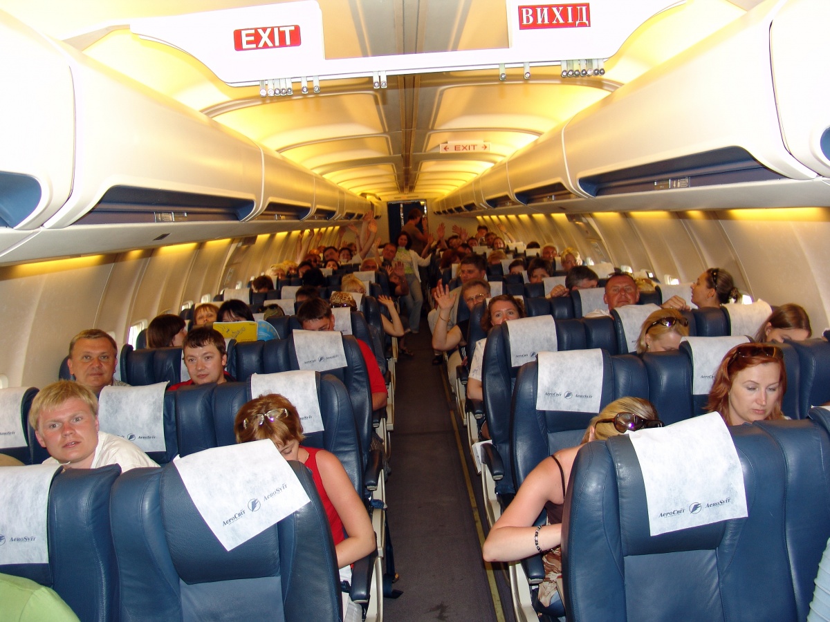 Салон самолета с пассажирами